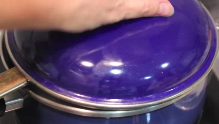 Colocar las empanadillas en el colador sobre el agua hirviendo, tapar y cocinar al vapor durante 10 minutos. (130.28)