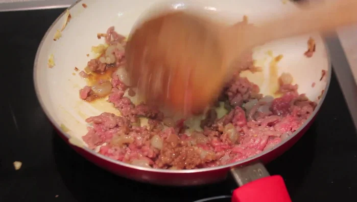 Sofreír ligeramente, sin cocinar demasiado la carne, ya que luego se terminará al vapor. (60.399)