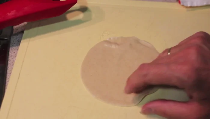 Rellenar las masas de empanadillas con dos cucharadas de la mezcla de carne y gambas. (83.64)