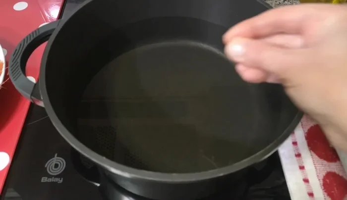 Cocer las gambas en una cazuela con agua abundante y un pellizco de sal. Cuando comience a hervir, introducir las gambas y esperar a que vuelva a hervir.