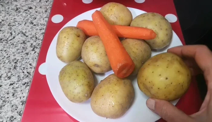 Cocer las patatas y zanahorias enteras con piel en el agua donde se cocieron las gambas para aprovechar el sabor.