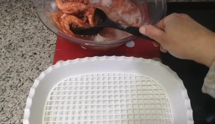 Una vez cocidas, escurrir las patatas y zanahorias y dejar enfriar.