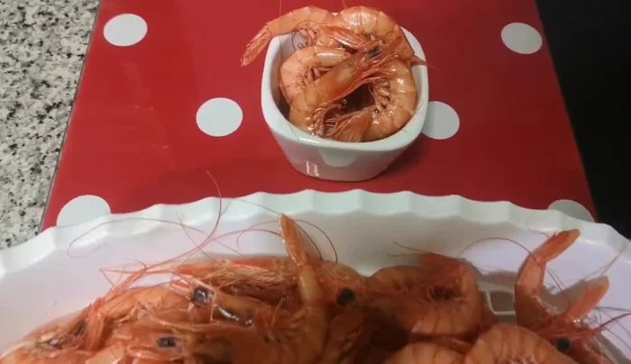 Reservar algunas gambas para decorar y pelar el resto.