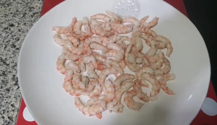 Trocear las patatas y zanahorias.