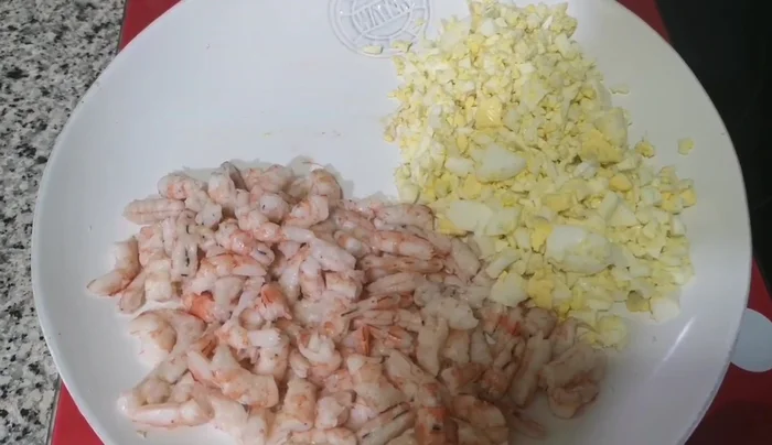 Reservar una yema de huevo para la decoración.