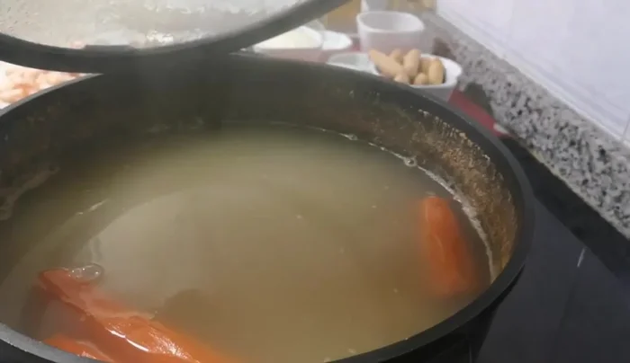 Escurrir y desmenuzar el atún.