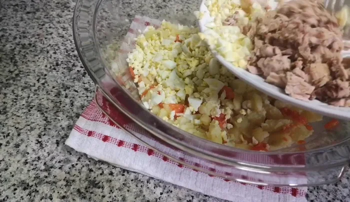 Mezclar todos los ingredientes: patatas, zanahorias, huevos, atún y gambas.