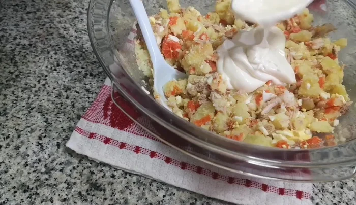 Agregar la mayonesa, mezclando suavemente hasta integrar.