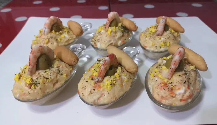 Servir en cuencos o tartaletas, adornando con yema, aceitunas, gambas, picos camperos y eneldo.