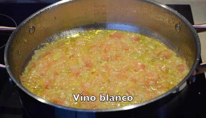 Pasados los cinco minutos, añadimos el vino y dejamos que el alcohol se evapore.