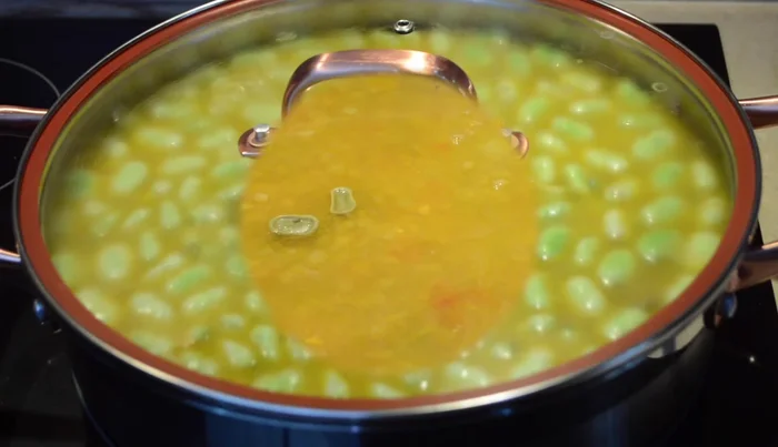 Dejamos que las habas se cocinen. A los 30 minutos estarán listas (8-10 minutos en olla rápida, 15 en olla tradicional).