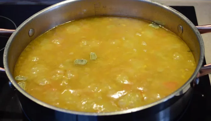 Una vez que empiece a hervir, añadimos el arroz y lo dejamos cocinando 15 minutos.