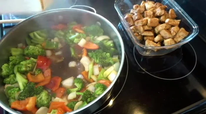 Agrega la salsa de soya y la harina. Mezcla bien.