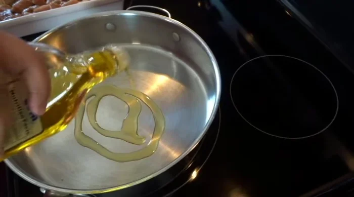 En un sartén, agrega un chorrito de aceite de oliva.