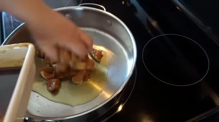 Agrega la carne de cerdo marinada. Cocina a fuego medio hasta que esté dorada por fuera y cocida por dentro (aproximadamente 15 minutos).