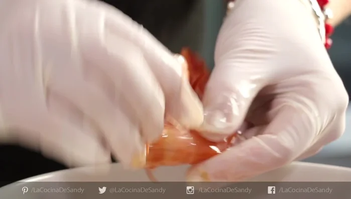 Pelar los gambones: Retirar la cabeza y las patitas. Si se desea, eliminar el intestino con un cuchillo.