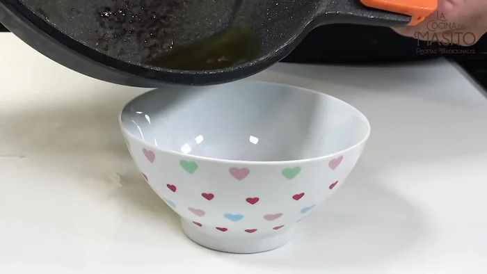 Retirar la mitad del aceite de la sartén. Añadir 4 cucharadas de mostaza y 4 cucharaditas de miel. Mezclar bien.