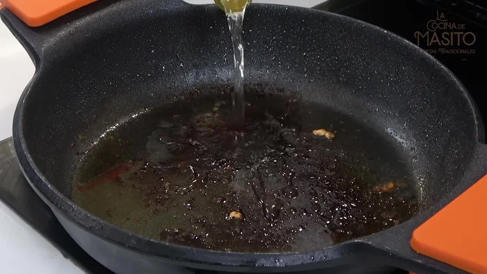 Desglasar la sartén con 100 ml de vino blanco. Incorporar la mezcla de miel y mostaza.