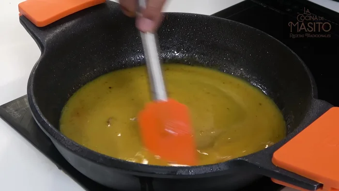Agregar los filetes de lomo a la salsa y remover. Dejar que rompa a hervir.
