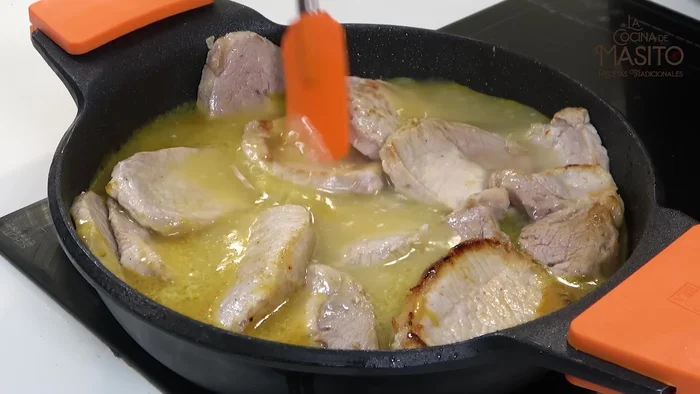 Añadir caldo de pollo hasta cubrir los filetes. Dejar cocinar a fuego medio-bajo (6 de 9) durante 30-35 minutos.