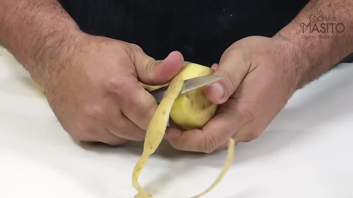 Pelar y cortar las patatas en cubos de 1 cm aproximadamente. Lavarlas varias veces hasta que el agua quede cristalina para eliminar el almidón. Secar bien.