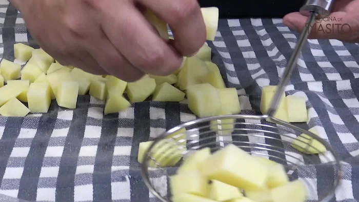 Freír las patatas en abundante aceite caliente (7 de 9) en tandas, hasta que estén doradas. Escurrir sobre papel absorbente y salar.