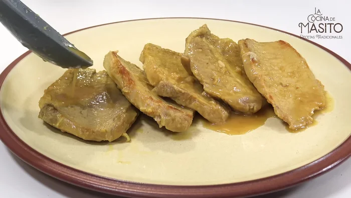 Servir los filetes de lomo con la salsa de miel y mostaza, acompañados de las patatas fritas y perejil picado como decoración.