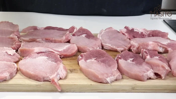 Salpimentar los filetes por ambos lados.