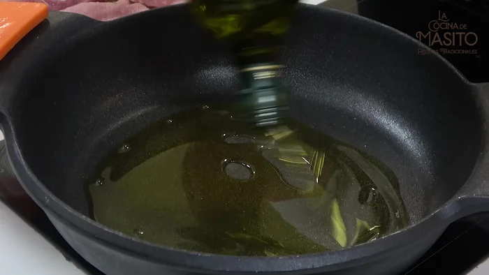 Calentar aceite de oliva en una sartén a temperatura media-alta (7 de 9).