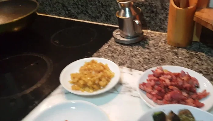 Sofreír la cebolla previamente picada hasta que esté transparente. (110.99)