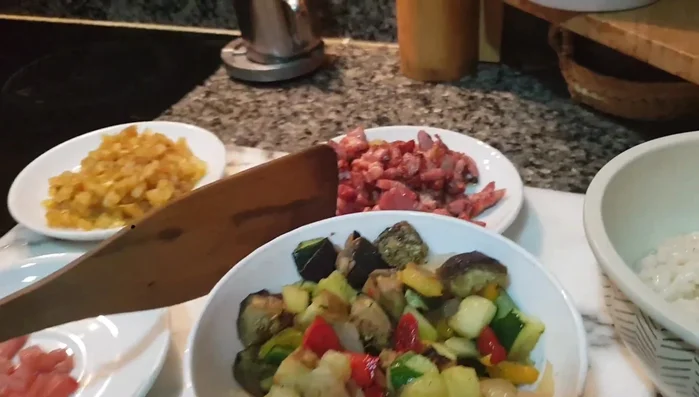 Agregar el filete de lomo cortado en trozos a la sartén y cocinar a tu gusto. (130.75)