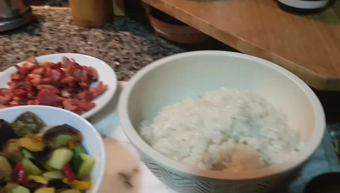 Mientras se cocina el lomo, preparar el arroz según las instrucciones del paquete. Utilizar una taza de arroz por persona y dos tazas de agua. (140.61)