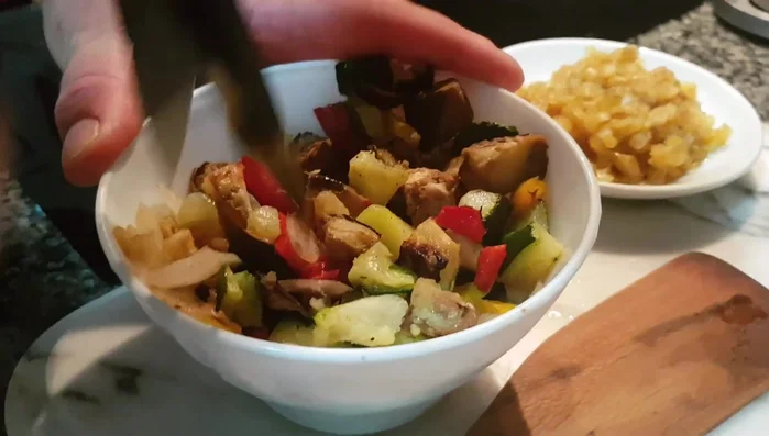 Añadir las verduras asadas congeladas (previamente descongeladas un poco) a la sartén con la cebolla y el lomo. Cocinar hasta que estén calientes y se mezclen bien los sabores. (143.7)