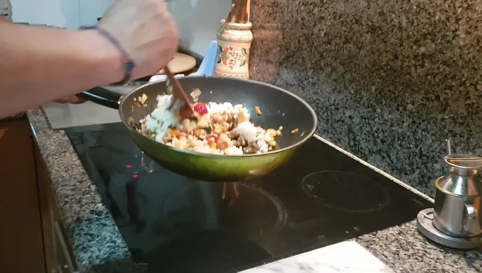 Una vez el arroz esté cocido, añadirlo a la sartén con las verduras y el lomo. Mezclar bien. (605.089)