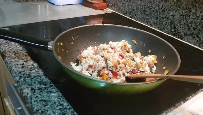 Agregar el chupito de salsa de soja dulce y remover para integrar los sabores. (619.54)