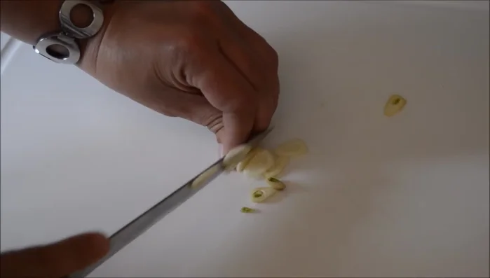 Preparar la guarnición: cortar láminas de ajo y tomates cherry. (167.4)