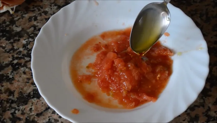 Rallar el tomate y añadir una cucharada de aceite de oliva y sal. Reservar. (79.36)