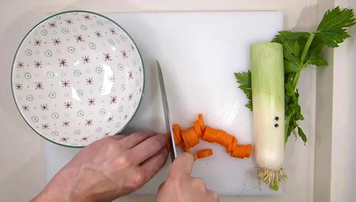 Preparar las verduras (cortar hinojo en finas tiras) y reservar.