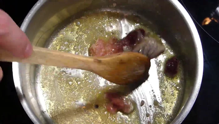 Dorar las entrañas (hígado, huevas) con un poco de mantequilla, hervir unos minutos, triturar y colar muy fino para eliminar impurezas.