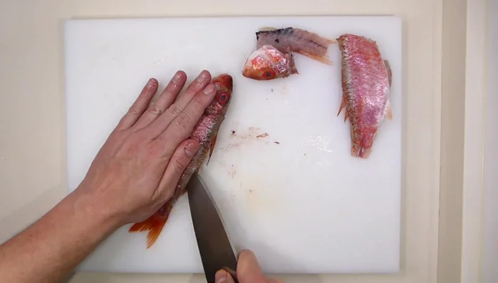 Limpiar los salmonetes con cuidado. Si no te atreves, pídele al pescadero que lo haga. Quita todas las esquinas con unas pinzas.