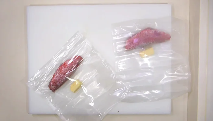 Recomponer la forma del salmonete y meterlo en bolsas de vacío con un poco de mantequilla. Hacer el vacío y guardar en la nevera hasta el momento de cocinar.