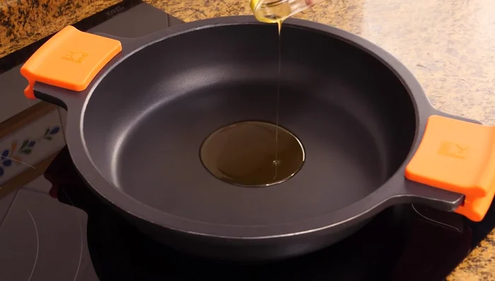 En una cacerola a fuego medio-alto, añadir 2 cucharadas de aceite de oliva virgen extra. Una vez caliente, agregar las migas de bacalao desalado (250g) y cocinar por ambos lados hasta que estén hechas (aprox. 2-3 minutos). Retirar y reservar.