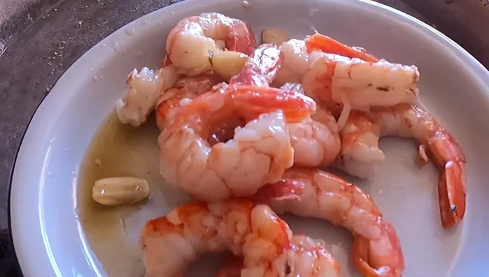 Añadir las gambas al aceite aromatizado y reservar.