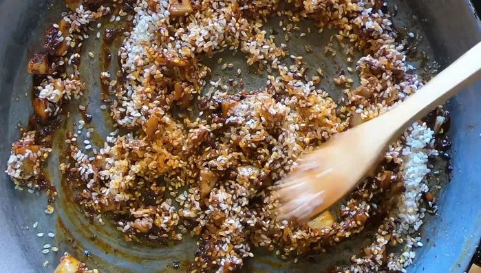 Añadir el arroz y sofreír durante un minuto.