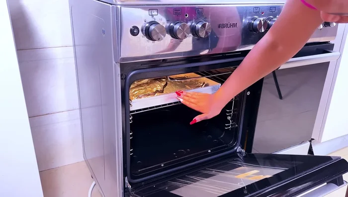 Precalentar el horno a 180°C durante 30 minutos. Mientras tanto, lavar y cortar las patatas.