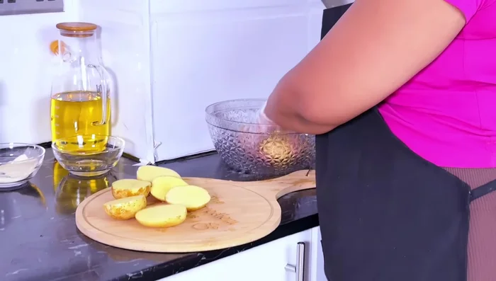 Sazonar las patatas con sal, pimienta negra, pimentón y aceite.