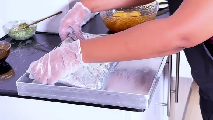 Agregar las patatas a la bandeja de horno junto a las costillas y hornear durante 1 hora adicional a 180°C.