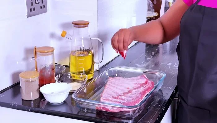 Lavar las costillas de cerdo. Preparar la marinada mezclando sal, pimienta negra, pimentón ahumado, ajo en polvo, aceite y salsa Cha (y salsa picante opcional).