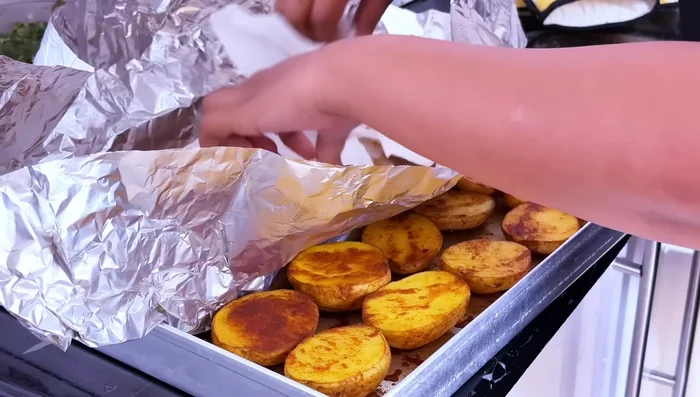 Retirar las costillas del horno, quitar el papel aluminio. Untar con el glaseado.