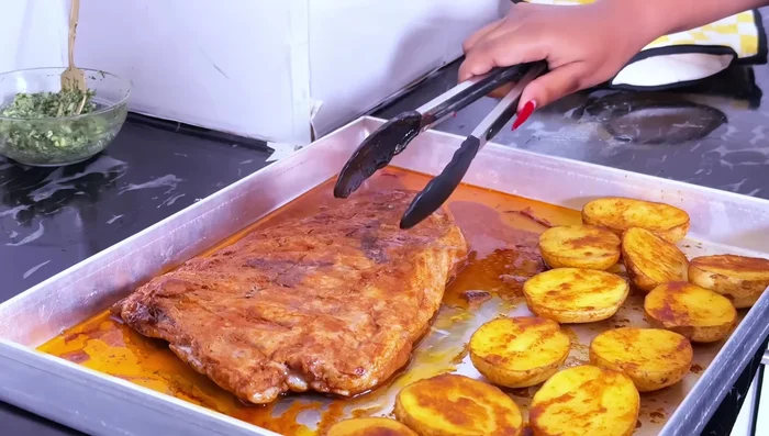 Hacer agujeros en las costillas para facilitar la penetración del sabor.